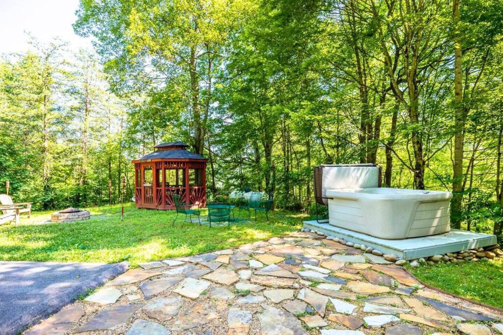 Romantic Gem, 2 Acres, Hot Tub, Free Pet, King Bed Βίλα Pigeon Forge Εξωτερικό φωτογραφία